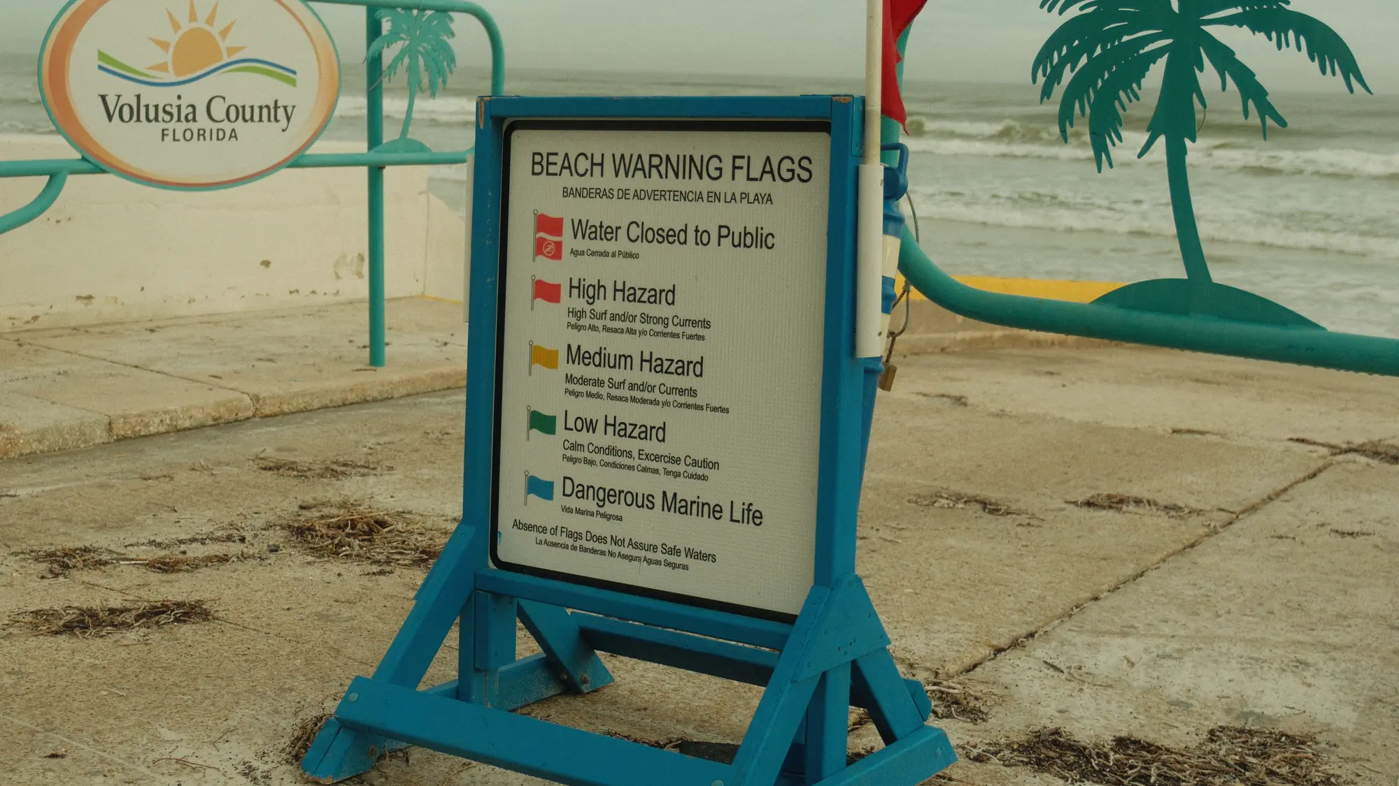 Drapeau de signalisation sur une plage