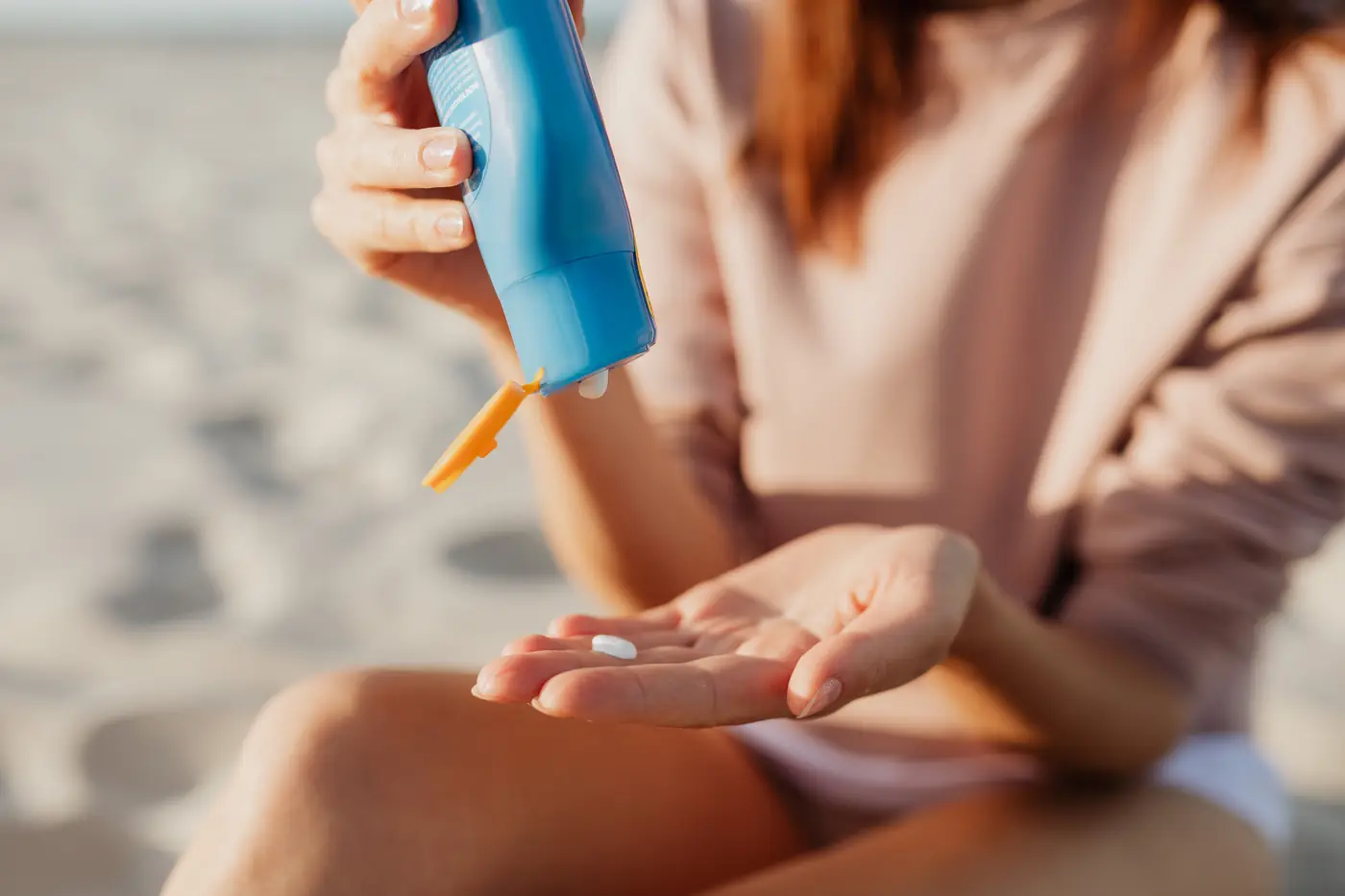 Crème solaire sur le sable
