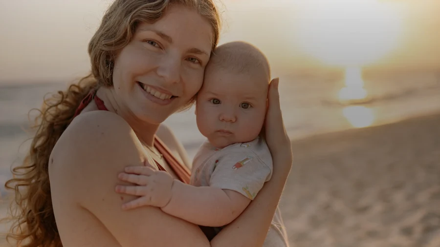 Soin de la peau d'un bébé en été