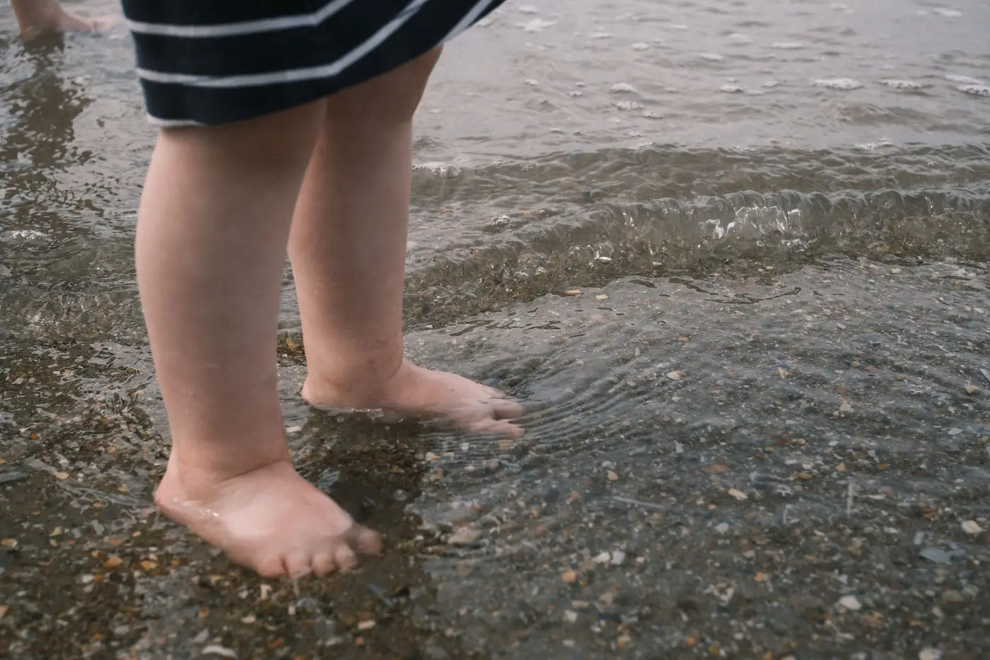 Pieds nus dans l’eau peu profonde
