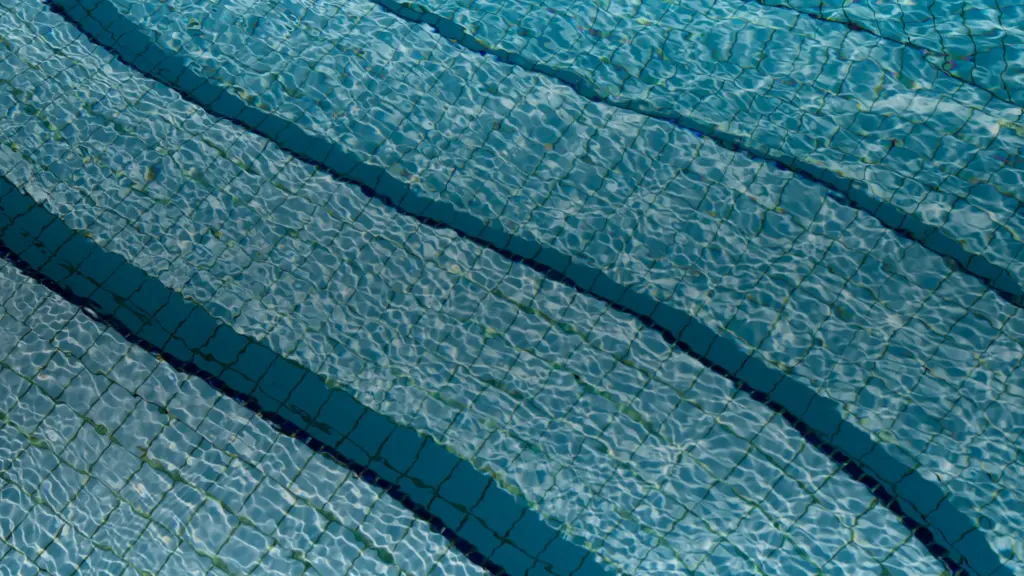 Une eau de piscine claire, vue d'en haut