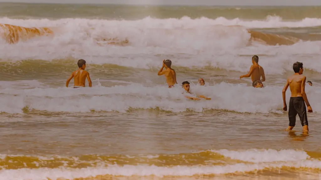 Baigneurs dans les vagues d’une plage en été